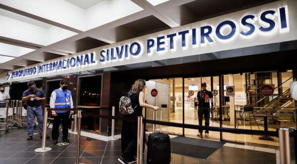 Jóvenes que volvieron de Cancún dieron positivo al COVID-19 y hay alerta de ómicron - Noticiero Paraguay
