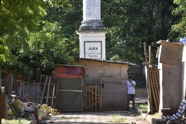 Asuncenos cumplen un año sin plazas céntricas - Nacionales - ABC Color