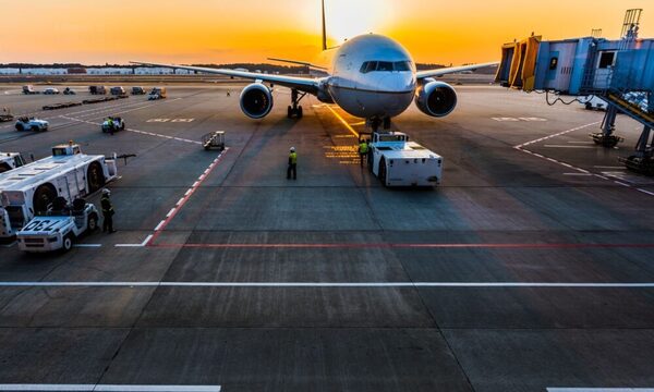 Por problemas técnicos del avión compatriotas seguirán varados en Miami