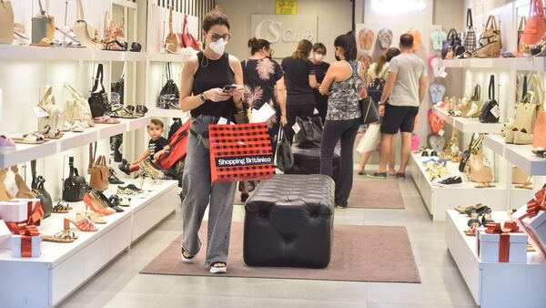 Centros de compras atienden hoy en horarios limitados