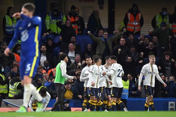 La Premier Legue también suspendió el partido Burnley-Everton - Fútbol Internacional - ABC Color