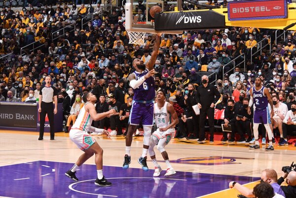 Los Lakers 'despiden' el Staples Center con una dura derrota ante los Spurs