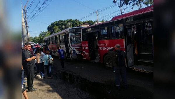 Micro quedó sin freno y llevó por delante a 6 vehículos