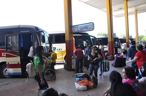 Masiva afluencia de personas en la Terminal de Ómnibus de Asunción