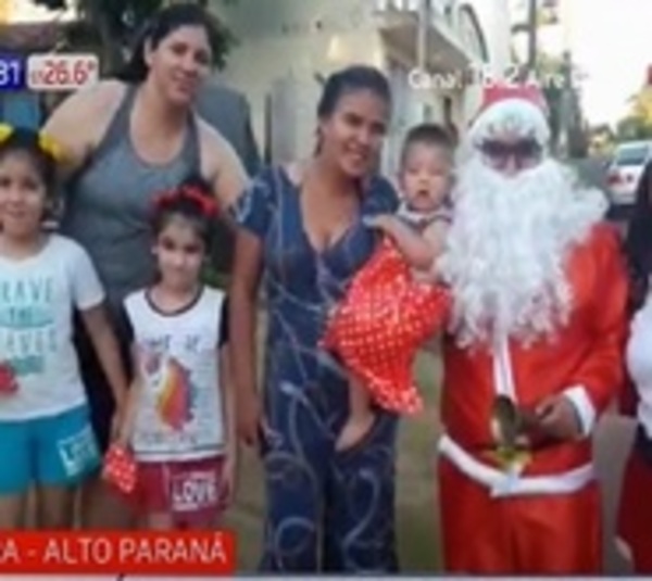 Papa Noel y mamá Noel recorren por Hernandarias - Paraguay.com