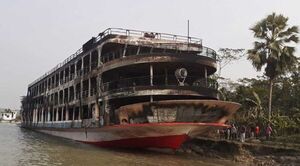 Mueren al menos 37 personas en el incendio de un ferri en Bangladés