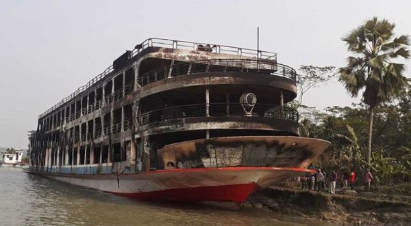 Mueren al menos 37 personas en el incendio de un ferri en Bangladés