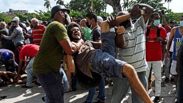 Cuba impone condenas de hasta de 30 años a 15 manifestantes del 11J