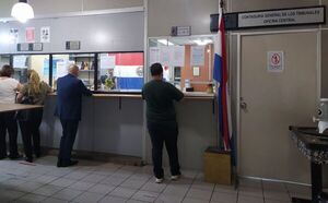 Directora separada por desaparición de 900 cheques pide reconsideración a la Corte - Nacionales - ABC Color