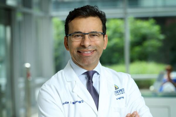 Profesor de la Universidad Johns Hopkins asegura que Ómicron es un resfriado y pidió evitar la “pandemia de la locura”
