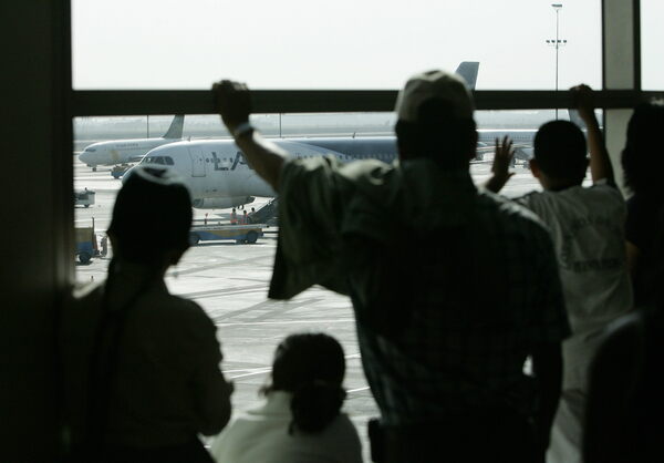 Los controladores aéreos de Perú se declaran en huelga de 72 horas en Navidad - MarketData