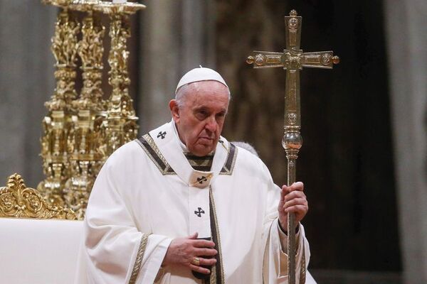 El papa reclama trabajos dignos y seguros en la Misa del Gallo - Mundo - ABC Color
