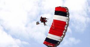 La Nación / Destacan logro alcanzado por paracaidistas paraguayos que batieron récord nacional de head down