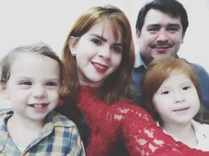 No hay nada que adorne mejor la Navidad que la sonrisa de los que amas. ¡Feliz Navidad Familia!