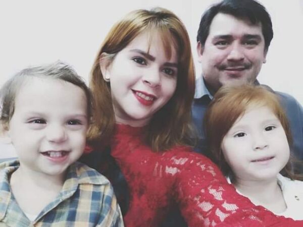 No hay nada que adorne mejor la Navidad que la sonrisa de los que amas. ¡Feliz Navidad Familia!