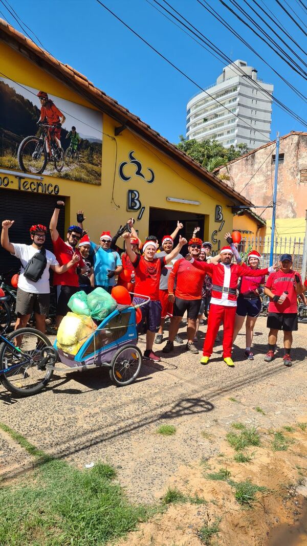 Volvió “Papá Noel en bicicleta” y entregó regalos en el bañado - Nacionales - ABC Color