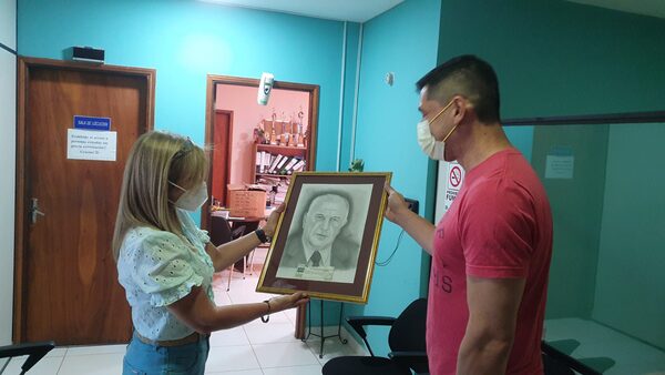 Facultad de Odontologia entrega retrato de Oscar Denis a familiares