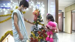 Niños internados se encargaron de crear espíritu navideño en Clínicas