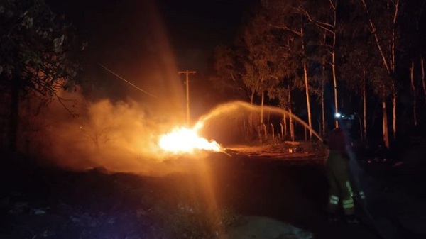 Reportan quema intencional de basura en la Costanera Norte
