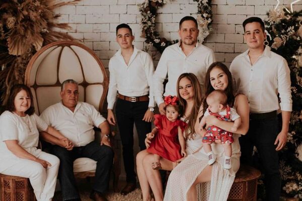 Feliz Navidad a la gente de buena voluntad para que reine el amor y la paz, deseos de la familia Rojas - Zelaya