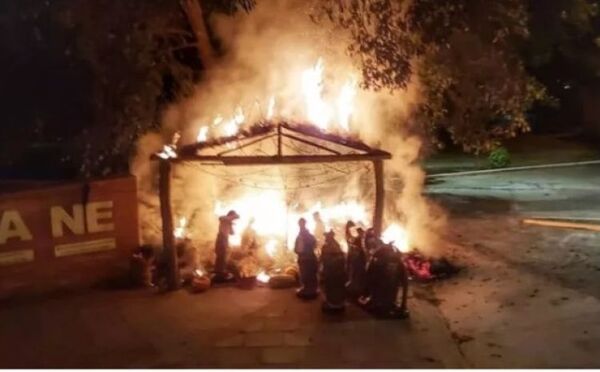 Incendian pesebre en víspera de la Navidad