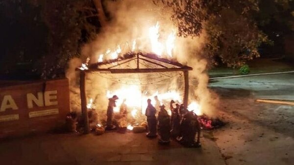 ¡Lamentable! Inadaptados queman pesebre en Ypané | Noticias Paraguay