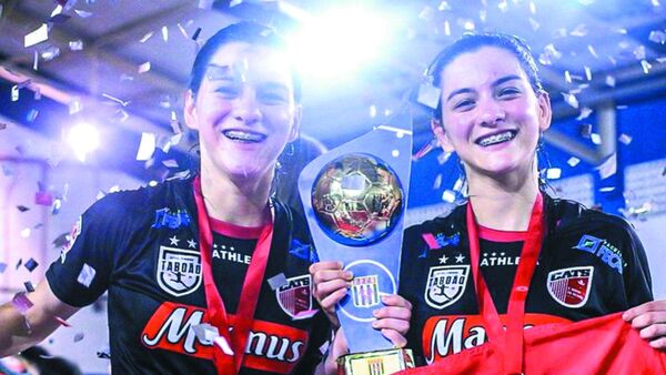 Las gemelas encantan con su fútbol en Brasil
