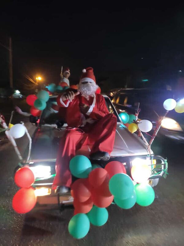 Se vistieron de Papá Noel y repartieron juguetes en zonas vulnerables - Nacionales - ABC Color