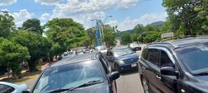 Largas filas de vehículos sobre la ruta PY02 - Nacionales - ABC Color