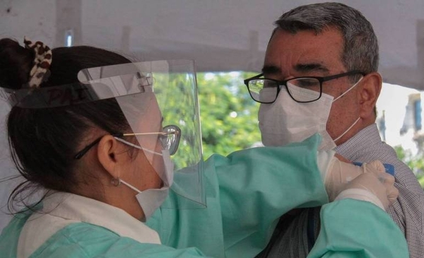 Diario HOY | Recién la mitad de la población objetivo tiene ambas dosis anticovid