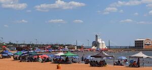 Turistas disfrutan del sol, la arena y el río en playas itapuenses - Nacionales - ABC Color