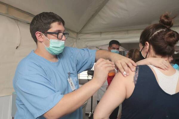 Crónica / Suman los vacunados con doble dosis contra el mortal virus hína