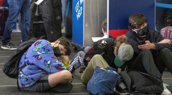 Miles de cancelaciones de vuelos agregan frustración a la pandemia