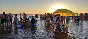 Miles de personas aplacaron el calor en la playa municipal Kuarahy Reike, de Itá Corá - Nacionales - ABC Color