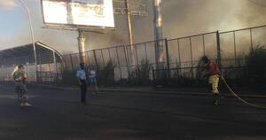 La Nación / Incendio de pastizales cerca del Puente de la Amistad generó preocupación