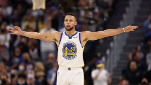 Curry se queda corto y Harden le daña la fiesta a James en NBA