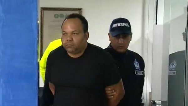 Extraditan al considerado Pablo Escobar de República Dominicana, capturado en Colombia