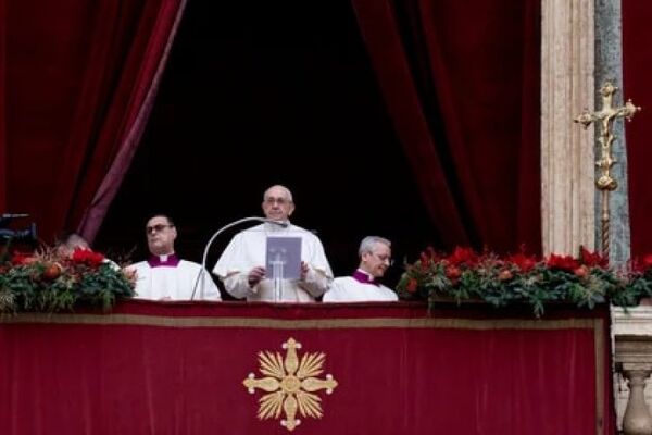 Papa Francisco: “deben escucharse y no aislarse con teléfono celular”