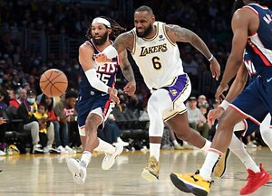 Los 39 puntos de LeBron no fueron suficientes y Lakers siguen cayendo