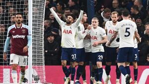 Lucas Moura impulsa al Tottenham de Conte