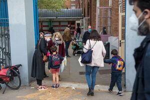 Los trabajadores sanitarios pidieron al Gobierno francés que postergue la vuelta a las escuelas por el avace del COVID-19