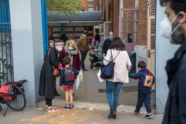 Los trabajadores sanitarios pidieron al Gobierno francés que postergue la vuelta a las escuelas por el avace del COVID-19