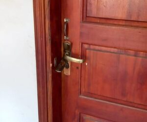 Aprovechan vacaciones de inquilina para robarle