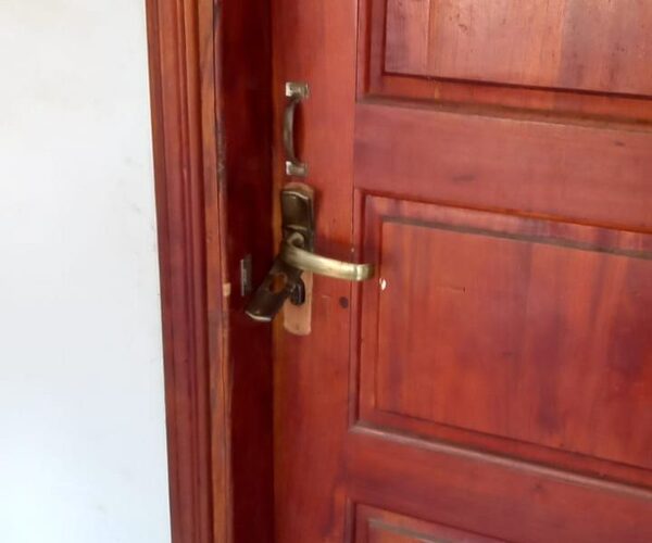 Aprovechan vacaciones de inquilina para robarle