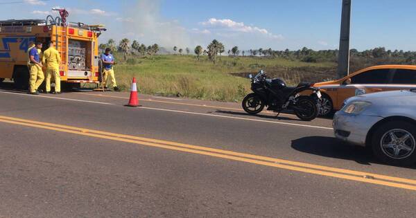 La Nación / Controlan incendio de pastizal en ruta que une Luque y San Bernardino