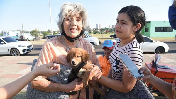 Abuelitos obsequiaron perritos en la Costanera