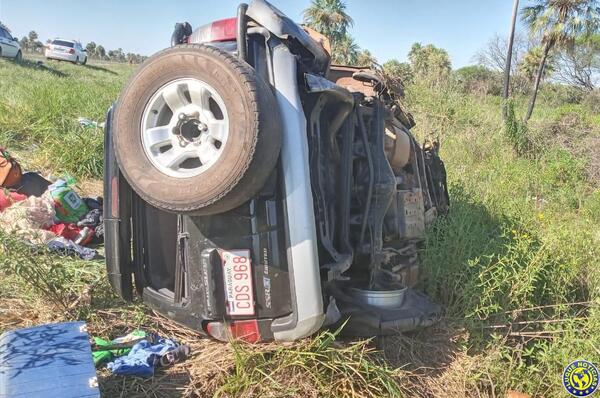Un policía y su hijo de 3 años mueren tras reventón de cubierta y vuelco •