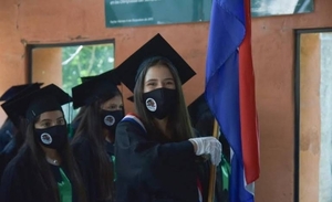 Diario HOY | Hijas del bosque Mbaracayú se graduaron del bachiller