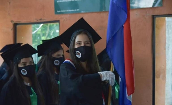 Diario HOY | Hijas del bosque Mbaracayú se graduaron del bachiller