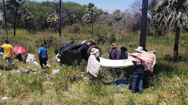 Crónica / Trágico final: un papá y su hijo de solo tres años se mueren al volcar